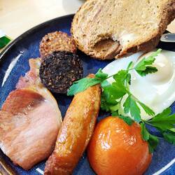 Kurze Stärkung mit einem "Mini Irish Breakfast". Unter dem Brot versteckt weißer und roter Pudding