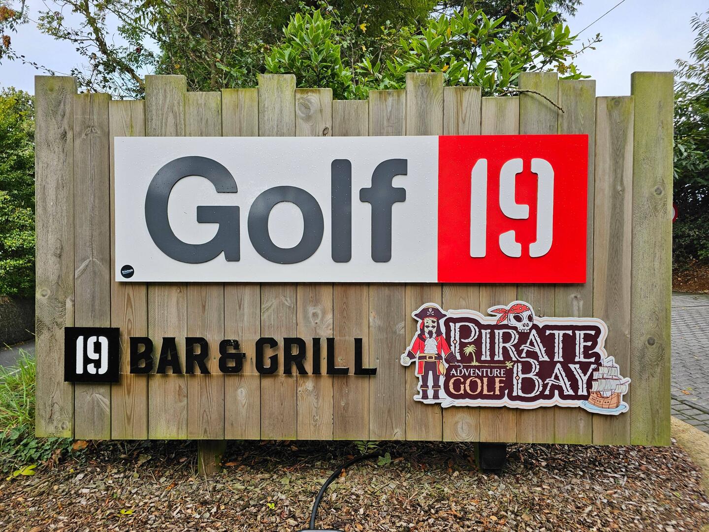 Coole Anlage. Hier gibt es sogar eine Driving Range mit Video-Analyse