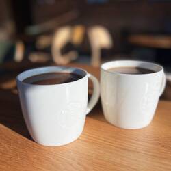 Morgens gibt es Kaffee bei Starbucks. Unser Kocher ist ja im Van in der Werkstatt.