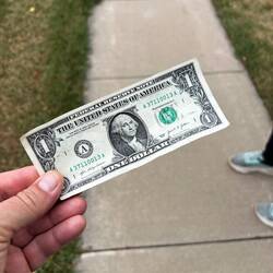 Aron findet einen Dollar, es fehlen nur noch die restlichen 1749 Dollar.