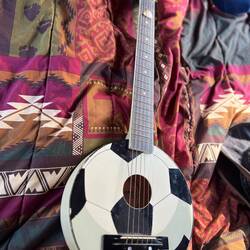 Die 1$ Gitarre. Das Fußballdesign war nicht zu verhindern