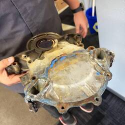 Wir schlagen die Hände über dem Kopf zusammen. Die blauen Klebereste gehören da überhaupt nicht hin.