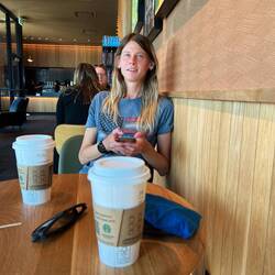 Zeitvertreib im Starbucks: Kaffee trinken und Handys laden😅