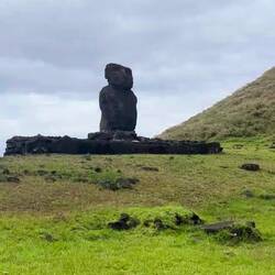 Das war unser 1. Gästeführer. Die einheimischen Männer tragen auch lange Haare