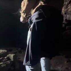Unser 2. Guide singt in einer Höhle für seine Ahnen