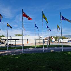 ...auf diesem Platz sind die Flaggen der 10 Provinzen Kanadas vertreten....