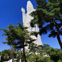 Sendai Tendo White Robe Kannon (Sendai Daikannon) ist eine gigantische, 100 Meter hohe Kannon-Statue
