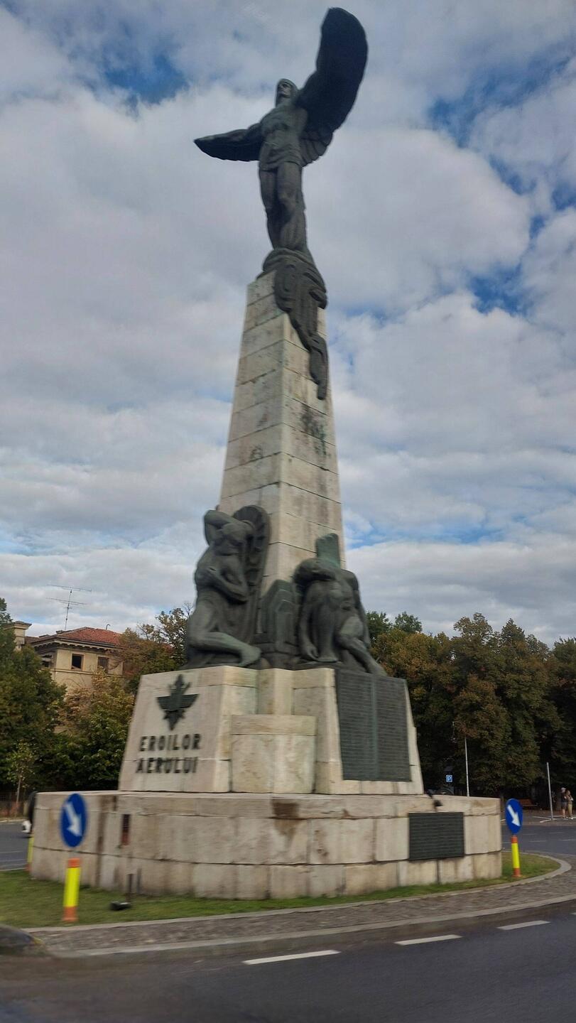 En route; Monument to the Heroes of the Air