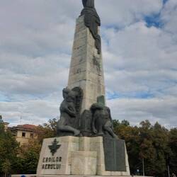 En route; Monument to the Heroes of the Air