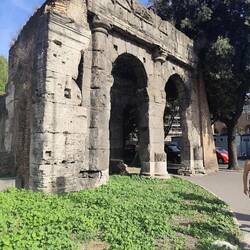Mitten in der Stadt stehen da die Zeichen der Zeit herum