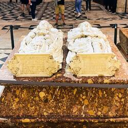 Muchas... muchas tumbas de gente importante de la época