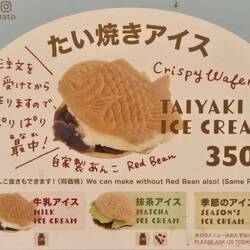 Waffeln mit Eis und süßen roten Bohnen - nichts für uns heute