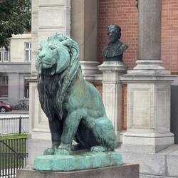 Löwe - das erinnert mich an NYC.