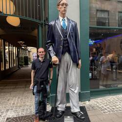 Neben Torben steht der grösste Mann der Welt mit 2,70m.