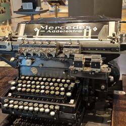 Eine der ersten elektrischen Schreibmaschinen