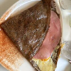 "Complete" buckwheat crepe with ham and cheese