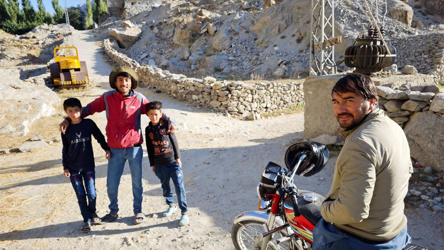 Mein Fahrer ind Locals aus Kanday