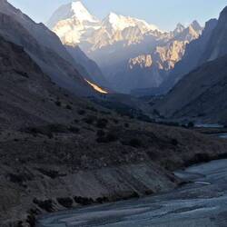 Der Masherbrum (7821 m) zeigt sich in seiner ganzen Pracht.