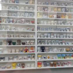 Harlingen. Viele Menschen haben keine Gardinen und manche dekorieren ihre Fenster dann anders!