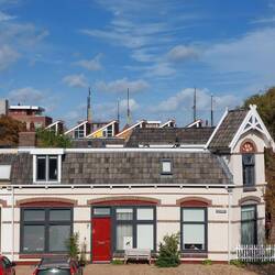 Über den Dächern sieht man überall die Masten der Schiffe