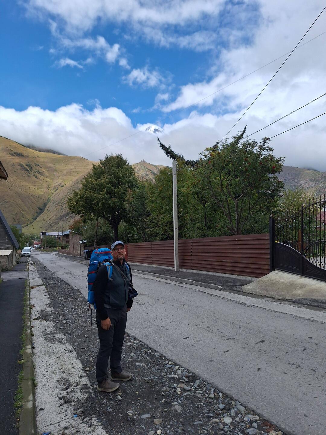 Im oberen Drittel ist die Spitze vom Kazbegi zu sehen. Davor die Gergeti-Kirche