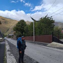 Im oberen Drittel ist die Spitze vom Kazbegi zu sehen. Davor die Gergeti-Kirche