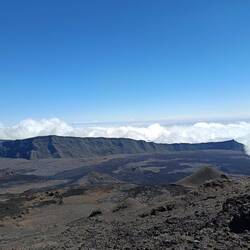 Vue du haut du volcan a l'opposé du cratère