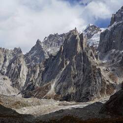 Rechts unten ist der K6 Gletscher zu sehen