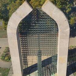 De toegangspoort van boven gezien.