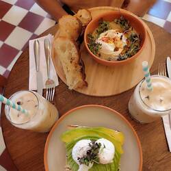 Frühstück nach dem langen Flug