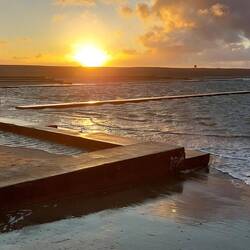 Und das Meerwasserschwimmbad bekam ne frische Lieferung Wasser