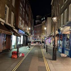 Das eigentlich recht geordnete Bild wird durch zur Abholung bereitgelegter Müllsäcke getrübt