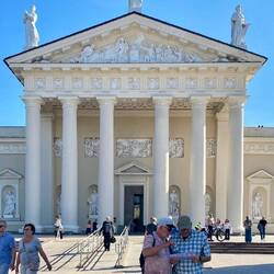 Suche nach Orientierung vor der Basilika