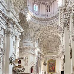 Weißer Stuck mit 2.000 Figuren