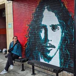 Chris Cornell an der Bushhaltestelle verewigt, Touri-Moi sitzt dekorativ da rum 😉