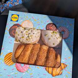 Pistachio donuts and a cronut for less than 3€ 😭