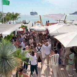 gute Stimmung bei einer Hochzeitsparty in einer Strandbar