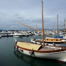 traditionelle Boote sind die Ausnahme im Yachthafen von Cannes