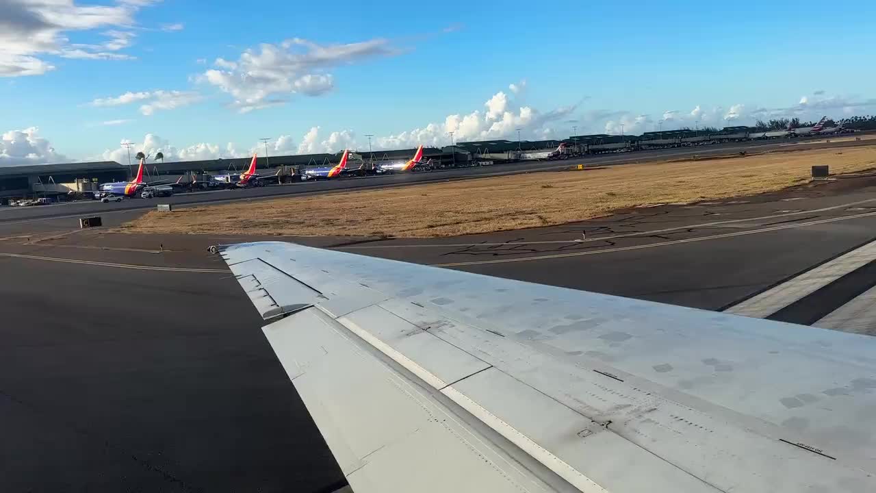 HA556's takeoff roll from runway 02 at OGG.