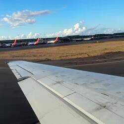 HA556's takeoff roll from runway 02 at OGG.
