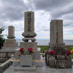 Grab mit Blick aufs Meer