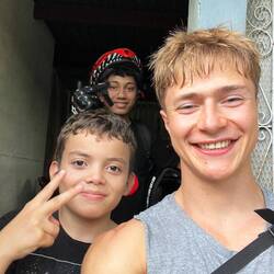 zum Polideportivo (Sportplatz) zum Fussi spielen mit Leo und seinen Brüdern