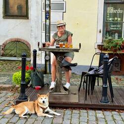 Vor den Drei Brüdern, im Motorradsattel, wird gezeichnet. Ein, oder zwei oder... Bier.