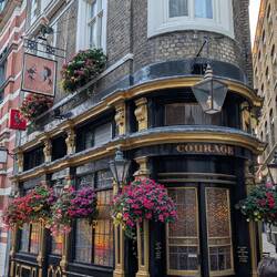 Hier fanden früher mal Hahnenkämpfe statt. Daher heißt der Pub bezeichnenderweise "Cockpit"