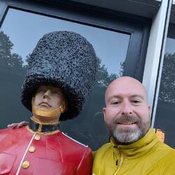 Einen echten Beefeater haben wir am Tower nicht gesehen. Dann muss eben der Plastikkumpel ran.