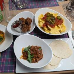 Beim Abendessen rumpeln wir durch die Nacht nach Schottland.