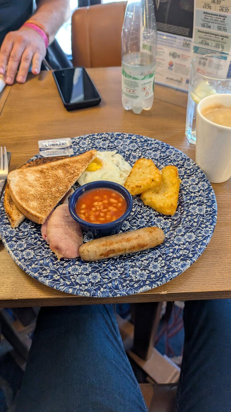 Zum full english breakfest wurden allerhand Saucen gereicht. War auch notwendig.