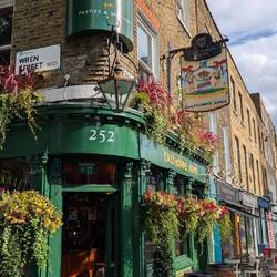 Die Pubs sind die hübschesten Gebäude der Stadt