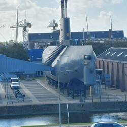 An Land wirkt so ein U-Boot gleich noch viel größer!