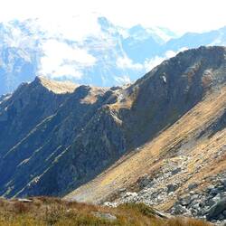 Am rechten Rand mittig geht der Pfad bis zur Mitte des Bildes